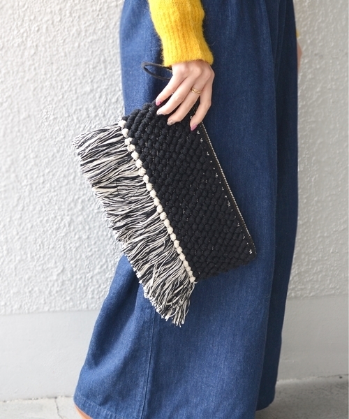 SHIPS(シップス)の「フリンジクラッチ ◇(クラッチバッグ・レディース・キャメル/ブラック・ONE SIZE)」の3枚目の写真