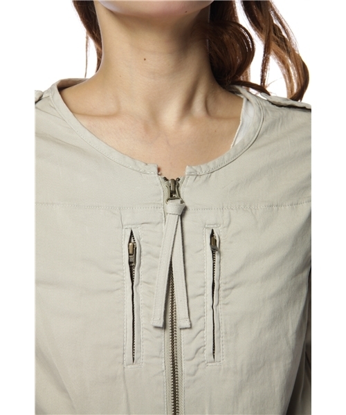 AMERICAN RAG CIE（アメリカンラグシー）の「AMERICANRAGCIEノーカラーブルゾン(213-AGQ-L111-BL058)（ミリタリージャケット・レディース・ライトベージュ/カーキ・フリー）」の6枚目の写真