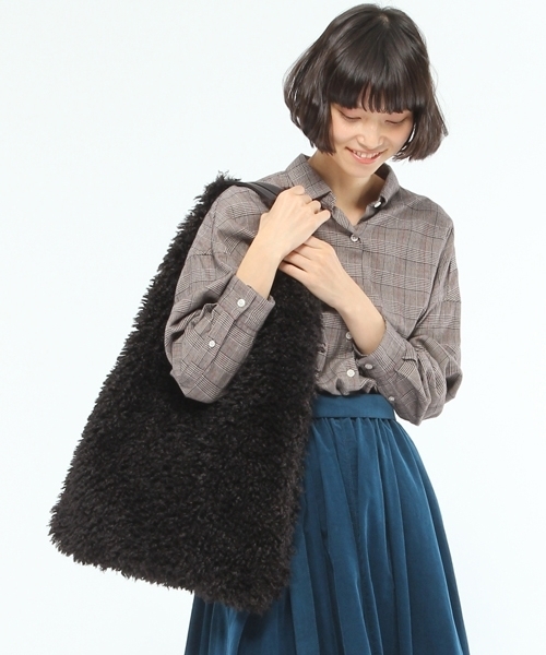 LAKOLE（ラコレ）の「エコラムファートライアングルトートバッグ / LAKOLE（トートバッグ・レディース・アッシュグレー/ブラック/ボルドー/カーキ/オフホワイト・FREE）」の2枚目の写真