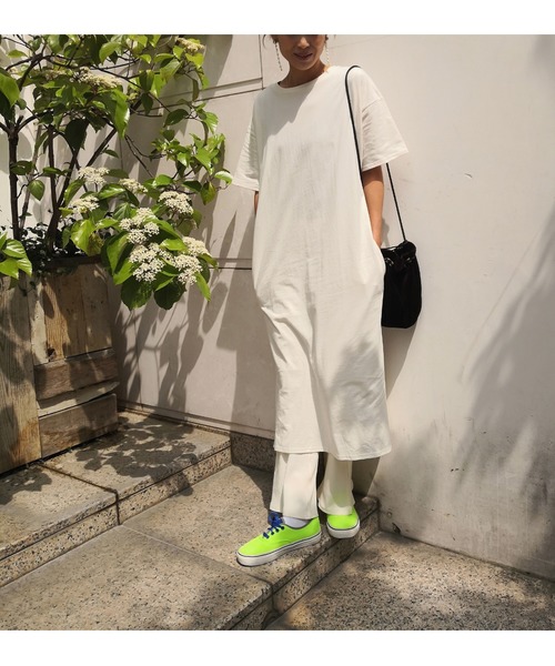 ulu（ウル）の「Sideslit Tshirt onepiece（ワンピース・レディース・ホワイト/ブラック・FREE）」の6枚目の写真