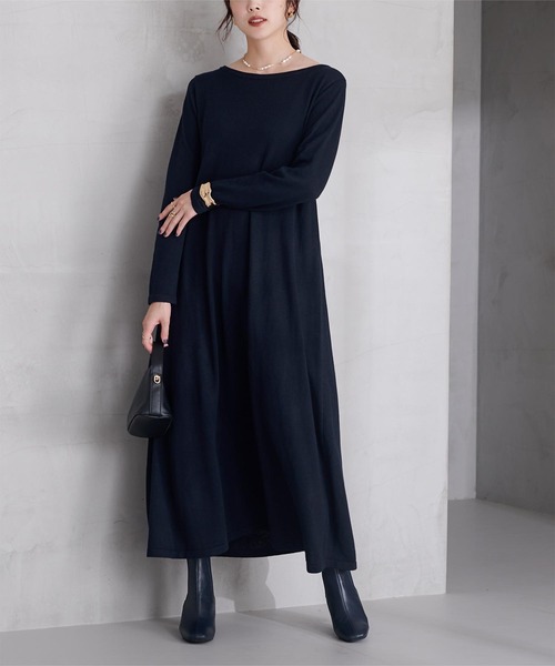 UR'S（ユアーズ）の「ボートネックロングニットワンピース（ワンピース・レディース・グレイッシュベージュ/ブラック/ブラウン/ボルドー/オフホワイト/チャコール/ダークネイビー/ダークブラウン/キャメル・L/M/S）」の8枚目の写真