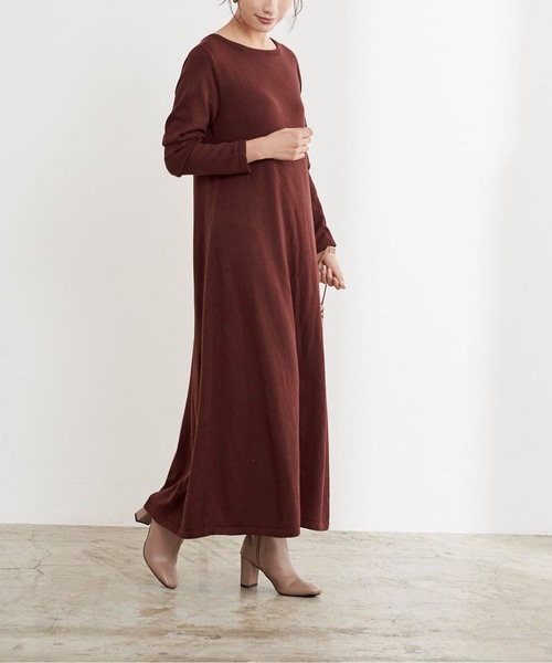 UR'S（ユアーズ）の「ボートネックロングニットワンピース（ワンピース・レディース・グレイッシュベージュ/ブラック/ブラウン/ボルドー/オフホワイト/チャコール/ダークネイビー/ダークブラウン/キャメル・L/M/S）」の9枚目の写真