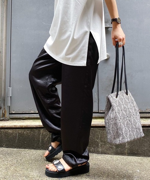 PAGEBOY（ページボーイ）の「グロッシーサテンイージーパンツ（その他パンツ・レディース・ブラック/パープル/クリーム・FREE）」の18枚目の写真