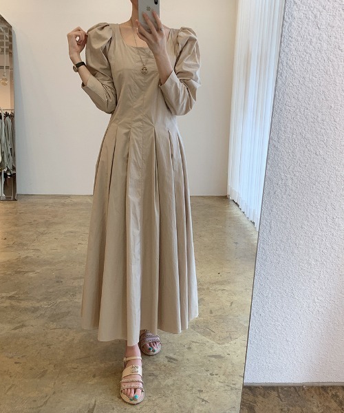 Jasmine Grandiflorum(ジャスミングランディフローラム)の「【Jasmine】スクエアネックパワショルロングワンピース(ワンピース・レディース・ベージュ/ブラック・FREE)」の2枚目の写真