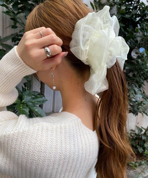 INGNI（イング）の「BIGオーガンジーシュシュ（シュシュ・レディース・ブラック/ベージュ/カーキ/ピンク/アイボリー・ONE SIZE）」の2枚目の写真