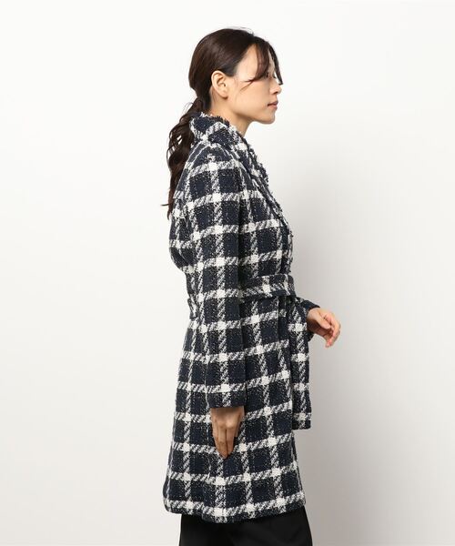 Ted Baker(テッドベーカー)の「KARYNET ミディアム丈 ブークレ チェックコート(ステンカラーコート・レディース・ダークブルー・0/2/1/3)」の4枚目の写真