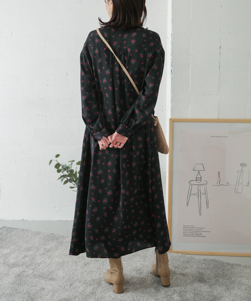 URBAN RESEARCH DOORS（アーバンリサーチドアーズ）の「フラワープリントワンピース（ワンピース・レディース・ブラック/ネイビー・ONE）」の4枚目の写真