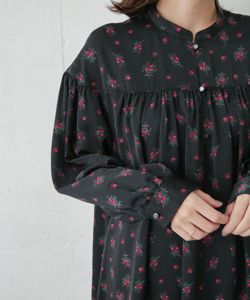 URBAN RESEARCH DOORS（アーバンリサーチドアーズ）の「フラワープリントワンピース（ワンピース・レディース・ブラック/ネイビー・ONE）」の6枚目の写真