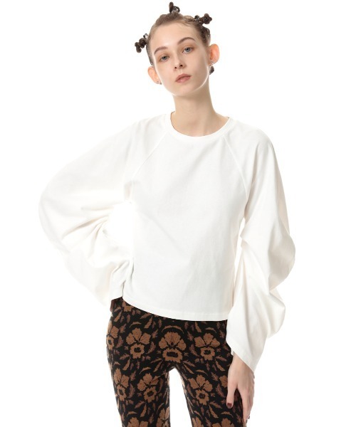 SLY(スライ)の「CURVE SLEEVE C N/CROP TOPS カーブスリーブ クルーネック トップス(Tシャツ/カットソー・レディース・ホワイト/ブラック/オレンジ・FREE)」の2枚目の写真