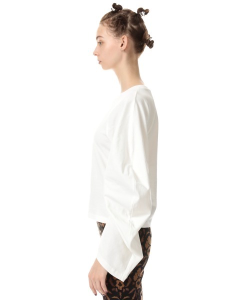 SLY(スライ)の「CURVE SLEEVE C N/CROP TOPS カーブスリーブ クルーネック トップス(Tシャツ/カットソー・レディース・ホワイト/ブラック/オレンジ・FREE)」の6枚目の写真