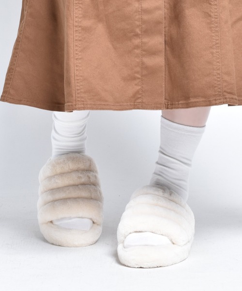 UGG(アグ)の「【UGG / アグ】FLUFF YEAH SLIDE フラッフイヤースライド / ムートンサンダル(サンダル・レディース・ブラック/チャコールグレー/ナチュラル・37/35/39)」の6枚目の写真