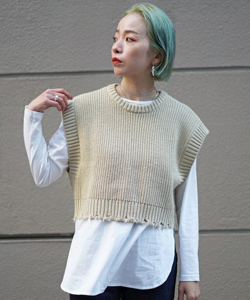 DROIT BELLO(ドロイトベロ)の「DROIT BELLO(ドロイトベロ)ショートタケバックスリットベスト(ベスト・レディース・ベージュ/ブラック・FREE)」の2枚目の写真