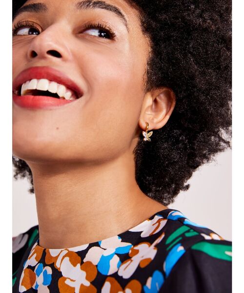 kate spade new york（ケイトスペード ニューヨーク）の「ソーシャル バタフライ ハギー（ピアス（両耳用）・レディース・ベージュ・ONESIZE）」の2枚目の写真