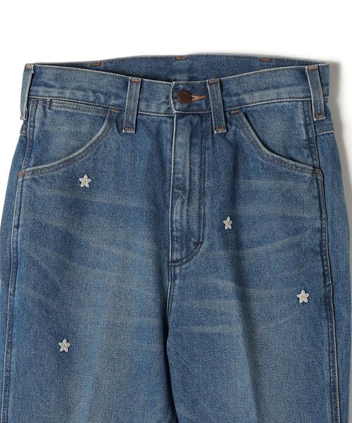 SHIPS（シップス）の「Wrangler:エンブロイダリーフレアデニム（その他パンツ・レディース・ライトブルー・SMALL/MEDIUM）」の3枚目の写真