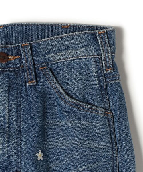 SHIPS（シップス）の「Wrangler:エンブロイダリーフレアデニム（その他パンツ・レディース・ライトブルー・SMALL/MEDIUM）」の4枚目の写真