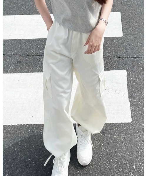 INGNI（イング）の「イージーカーゴパンツ／A（カーゴパンツ・レディース・ブラック/カーキ/アイボリー・FREE）」の2枚目の写真