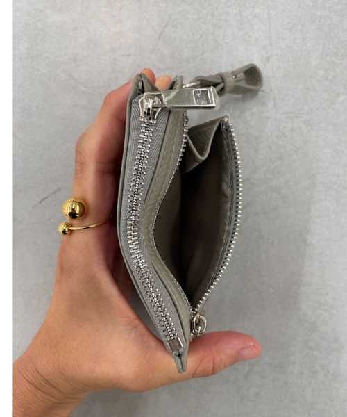 Actually（アクチュアリー）の「牛革 フラグメントケース ストラップ付き（財布・レディース・ブラック/シルバー×ゴールド/ラベンダー/イエロー・フリー）」の5枚目の写真