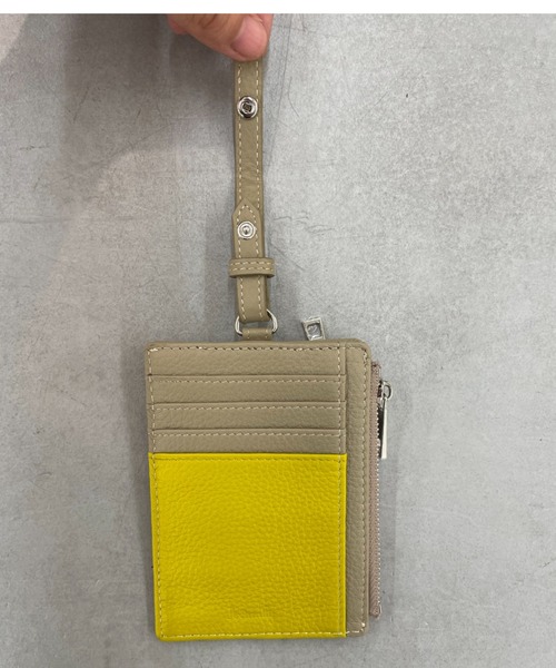 Actually（アクチュアリー）の「牛革 フラグメントケース ストラップ付き（財布・レディース・ブラック/シルバー×ゴールド/ラベンダー/イエロー・フリー）」の8枚目の写真