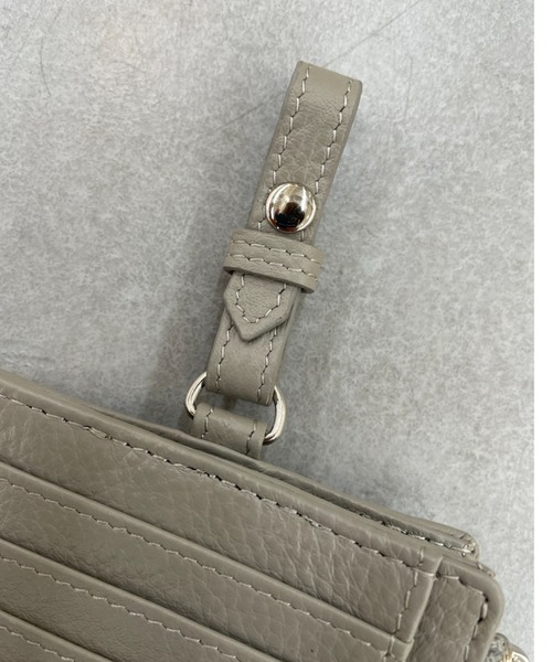 Actually（アクチュアリー）の「牛革 フラグメントケース ストラップ付き（財布・レディース・ブラック/シルバー×ゴールド/ラベンダー/イエロー・フリー）」の16枚目の写真