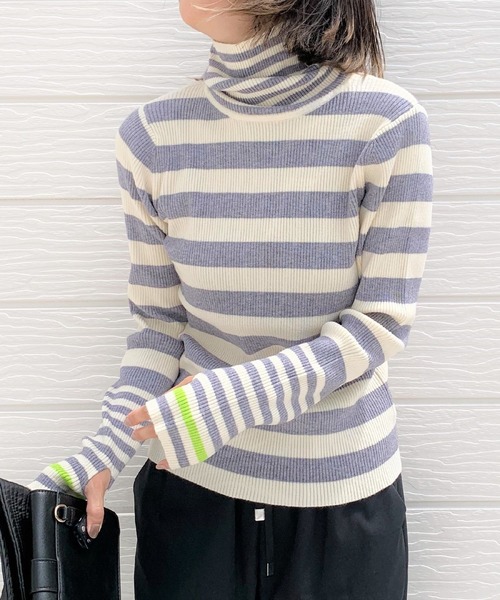 Q(キュー)の「ボーダーリブタートルニット(ニット/セーター・レディース・ホワイト×ブラック/ホワイト×グレー・MEDIUM)」の2枚目の写真