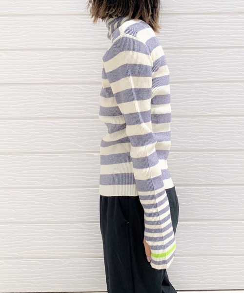 Q(キュー)の「ボーダーリブタートルニット(ニット/セーター・レディース・ホワイト×ブラック/ホワイト×グレー・MEDIUM)」の9枚目の写真