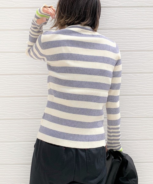 Q(キュー)の「ボーダーリブタートルニット(ニット/セーター・レディース・ホワイト×ブラック/ホワイト×グレー・MEDIUM)」の6枚目の写真