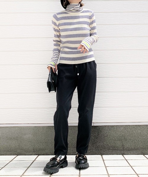 Q(キュー)の「ボーダーリブタートルニット(ニット/セーター・レディース・ホワイト×ブラック/ホワイト×グレー・MEDIUM)」の10枚目の写真