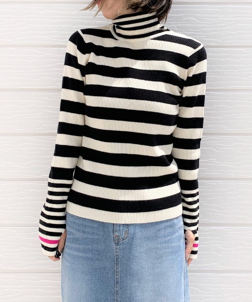 Q(キュー)の「ボーダーリブタートルニット(ニット/セーター・レディース・ホワイト×ブラック/ホワイト×グレー・MEDIUM)」の3枚目の写真