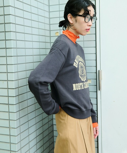 Auntie Rosa Holiday（アンティローザホリデー）の「裏毛カレッジロゴスウェット（スウェット・レディース・チャコールグレー/グレー・FREE）」の5枚目の写真