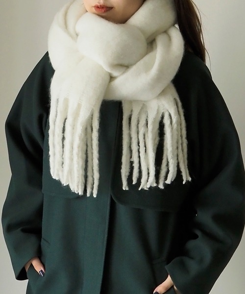 Riberry（リベリー）の「ボリュームフリンジマフラー（マフラー・レディース・ダークグリーン/グリーン/コーラルピンク/ブラック/グレイッシュブルー/ホワイト/ブルー/ブラウン/マスタード/グレー/キャメル/ミント/ベージュ/ピンク/ボルドー・FREE）」の2枚目の写真
