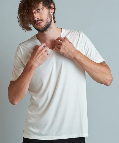 NO ID.（ノーアイディ）の「【NO ID.】Silket Smooth V-Neck T-Shirt / シルケット スムース Vネック Tシャツ（Tシャツ/カットソー・メンズ・ワイン/グレー/ホワイト/グリーン/ネイビー/ブラック・1/2）」の2枚目の写真