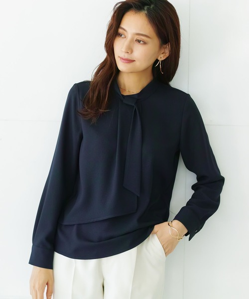 WHITE JOOLA（ホワイトジョーラ）の「【手洗いできる♪】ヒト技デザイン・ジョーゼットボウタイブラウス（シャツ/ブラウス・レディース・ネイビー/サックスブルー/グレイッシュベージュ/オフホワイト・7号/9号/11号/13号/5号）」の3枚目の写真