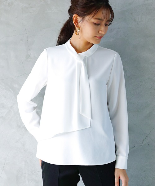 WHITE JOOLA（ホワイトジョーラ）の「【手洗いできる♪】ヒト技デザイン・ジョーゼットボウタイブラウス（シャツ/ブラウス・レディース・ネイビー/サックスブルー/グレイッシュベージュ/オフホワイト・7号/9号/11号/13号/5号）」の2枚目の写真