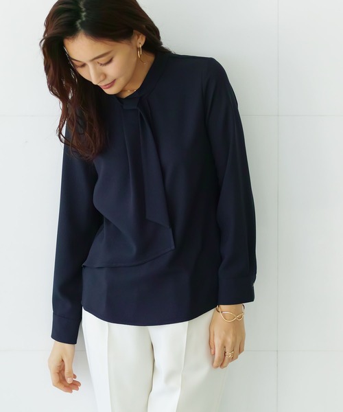 WHITE JOOLA（ホワイトジョーラ）の「【手洗いできる♪】ヒト技デザイン・ジョーゼットボウタイブラウス（シャツ/ブラウス・レディース・ネイビー/サックスブルー/グレイッシュベージュ/オフホワイト・7号/9号/11号/13号/5号）」の9枚目の写真