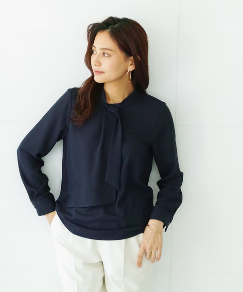 WHITE JOOLA（ホワイトジョーラ）の「【手洗いできる♪】ヒト技デザイン・ジョーゼットボウタイブラウス（シャツ/ブラウス・レディース・ネイビー/サックスブルー/グレイッシュベージュ/オフホワイト・7号/9号/11号/13号/5号）」の10枚目の写真