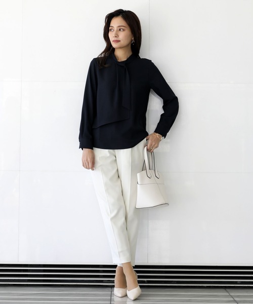 WHITE JOOLA（ホワイトジョーラ）の「【手洗いできる♪】ヒト技デザイン・ジョーゼットボウタイブラウス（シャツ/ブラウス・レディース・ネイビー/サックスブルー/グレイッシュベージュ/オフホワイト・7号/9号/11号/13号/5号）」の13枚目の写真