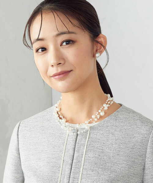 COMME CA ISM(コムサイズム)の「インビジブル フェイクパール ショートネックレス(ネックレス・レディース・オフホワイト/グレー・FREE)」の2枚目の写真