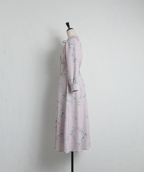 tocco closet（トッコ　クローゼット）の「リボン付きスタンドカラーフラワープリントワンピース（ワンピース・レディース・グレー系その他/ラベンダー・M）」の4枚目の写真
