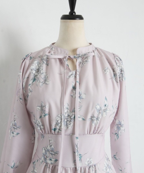tocco closet（トッコ　クローゼット）の「リボン付きスタンドカラーフラワープリントワンピース（ワンピース・レディース・グレー系その他/ラベンダー・M）」の19枚目の写真