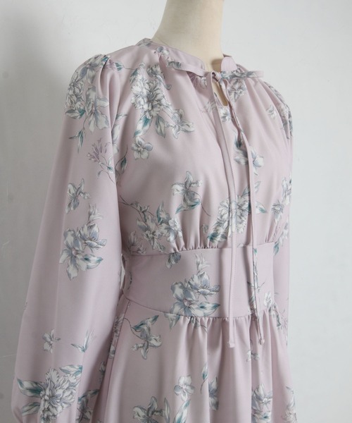 tocco closet（トッコ　クローゼット）の「リボン付きスタンドカラーフラワープリントワンピース（ワンピース・レディース・グレー系その他/ラベンダー・M）」の17枚目の写真