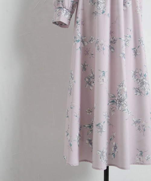 tocco closet（トッコ　クローゼット）の「リボン付きスタンドカラーフラワープリントワンピース（ワンピース・レディース・グレー系その他/ラベンダー・M）」の11枚目の写真