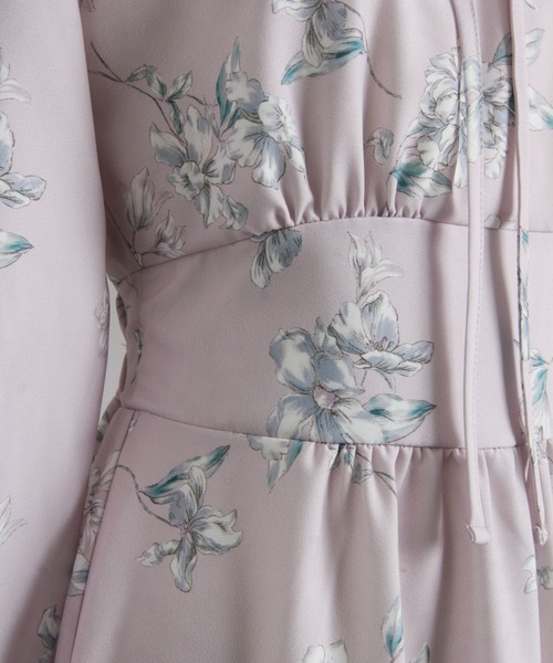 tocco closet（トッコ　クローゼット）の「リボン付きスタンドカラーフラワープリントワンピース（ワンピース・レディース・グレー系その他/ラベンダー・M）」の5枚目の写真
