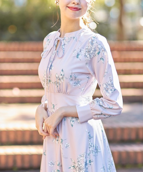 tocco closet（トッコ　クローゼット）の「リボン付きスタンドカラーフラワープリントワンピース（ワンピース・レディース・グレー系その他/ラベンダー・M）」の16枚目の写真
