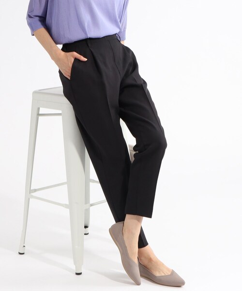 SHOO・LA・RUE(シューラルー)の「◆【美脚シルエット】上品見え テーパードパンツ(その他パンツ・レディース・ブラック/ライトベージュ/ライトブルー/ピンク系・01/03/10/02/05/04)」の2枚目の写真