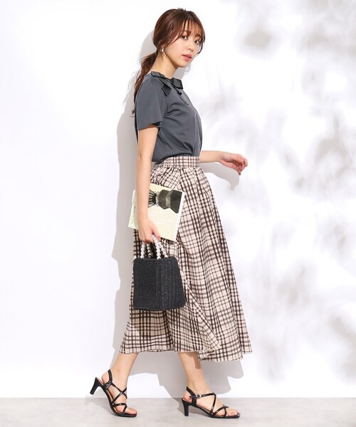 couture brooch(クチュールブローチ)の「◆【大人の甘さをプラス。】袖フレアリボンデザインT(Tシャツ/カットソー・レディース・ベージュ系2/ライトパープル/オフホワイト/チャコールグレー/ブラック系2・38/40/42)」の17枚目の写真