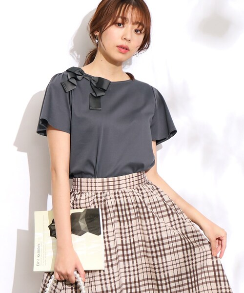 couture brooch(クチュールブローチ)の「◆【大人の甘さをプラス。】袖フレアリボンデザインT(Tシャツ/カットソー・レディース・ベージュ系2/ライトパープル/オフホワイト/チャコールグレー/ブラック系2・38/40/42)」の22枚目の写真