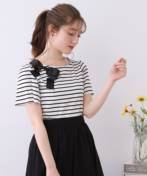 couture brooch(クチュールブローチ)の「◆【大人の甘さをプラス。】袖フレアリボンデザインT(Tシャツ/カットソー・レディース・ベージュ系2/ライトパープル/オフホワイト/チャコールグレー/ブラック系2・38/40/42)」の9枚目の写真