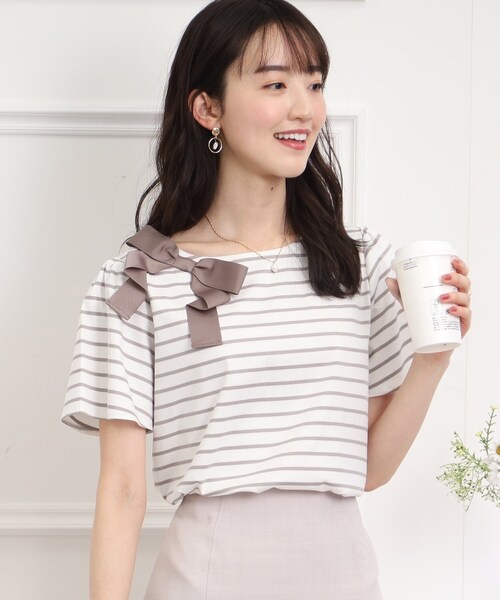 couture brooch(クチュールブローチ)の「◆【大人の甘さをプラス。】袖フレアリボンデザインT(Tシャツ/カットソー・レディース・ベージュ系2/ライトパープル/オフホワイト/チャコールグレー/ブラック系2・38/40/42)」の15枚目の写真