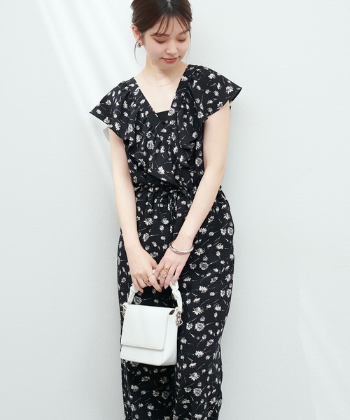 natural couture(ナチュラルクチュール)の「WEB限定カラーあり/カシュクールフリルサロペット(サロペット/オーバーオール・レディース・ブラック/モカ/その他1/その他2・FREE)」の4枚目の写真