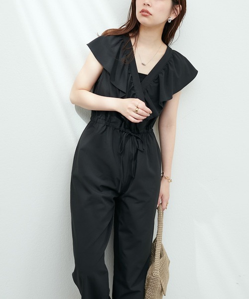 natural couture(ナチュラルクチュール)の「WEB限定カラーあり/カシュクールフリルサロペット(サロペット/オーバーオール・レディース・ブラック/モカ/その他1/その他2・FREE)」の6枚目の写真